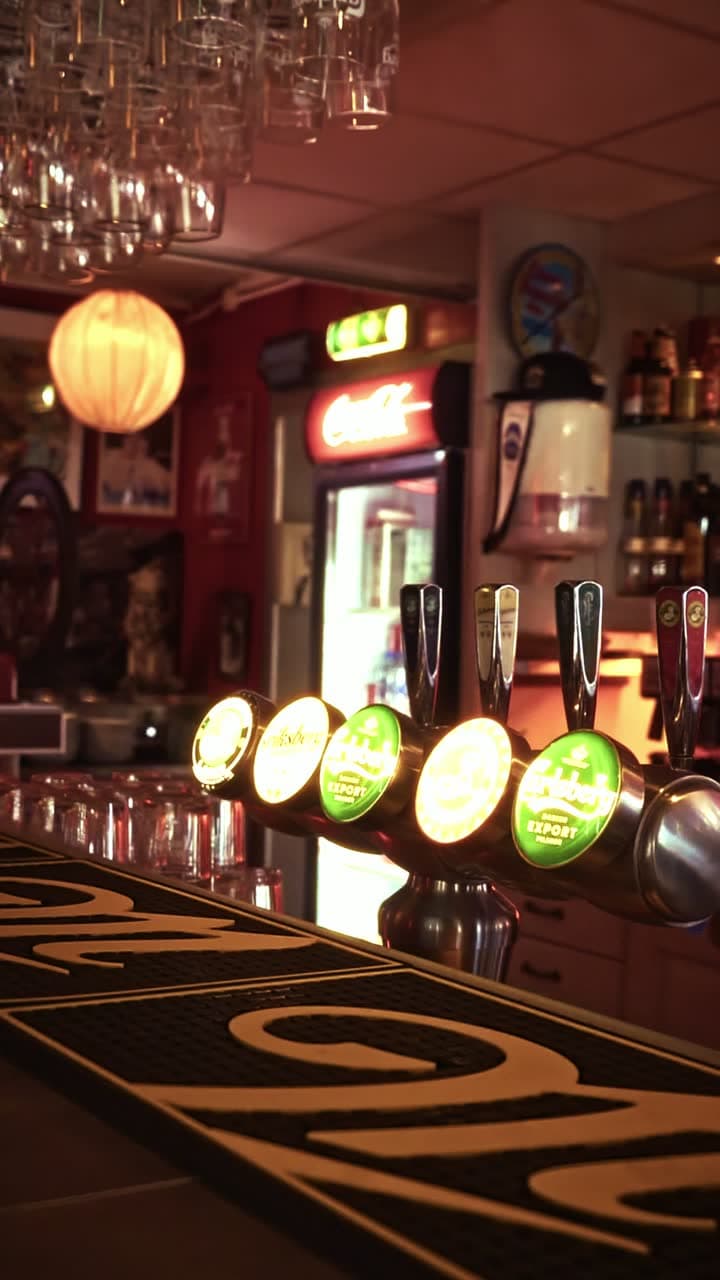 Öltappar i varmt ljus bakom bardisken på Mel's Diner